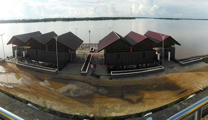 MASIH PENGERJAAN: Pelabuhan Kuliner yang dibangun di Tideng Pale masih belum bisa difungsikan karena dalam pengerjaan.