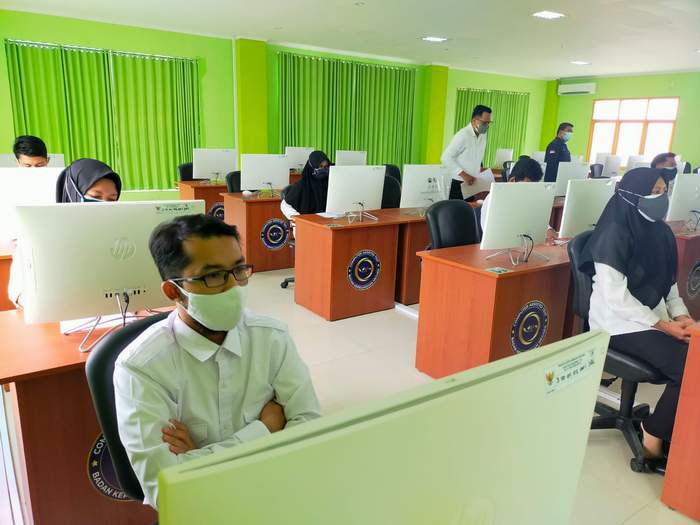 SELEKSI KETAT: Peserta memasuki ruangan uji mendapat pemeriksaan ketat dan ketika berada di dalam tempat duduk sudah diatur panitia yang menggelar di Kantor UPT BKN sub-regional Tarakan, Kamis (2/9).