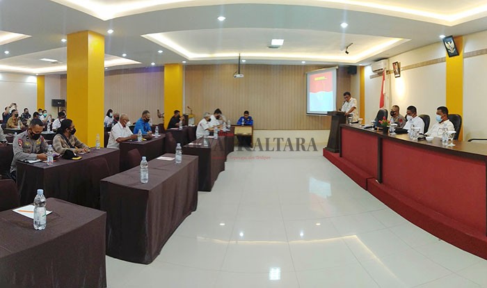 KOORDINASI: Panitia dan kontingen Kaltara berkoordinasi jelang keberangkatan ke Papua untuk mengikuti ajang PON 20, Selasa (7/9).