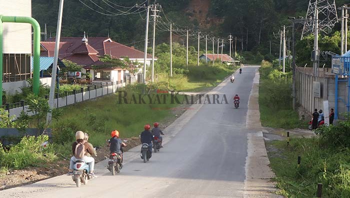 DILAPISI ASPAL: Pengerjaan pengaspalan jalan dari Poros Trans menuju jembatan penyeberangan Buluh Perindu sudah rampung dikerjakan, Kamis (9/9).