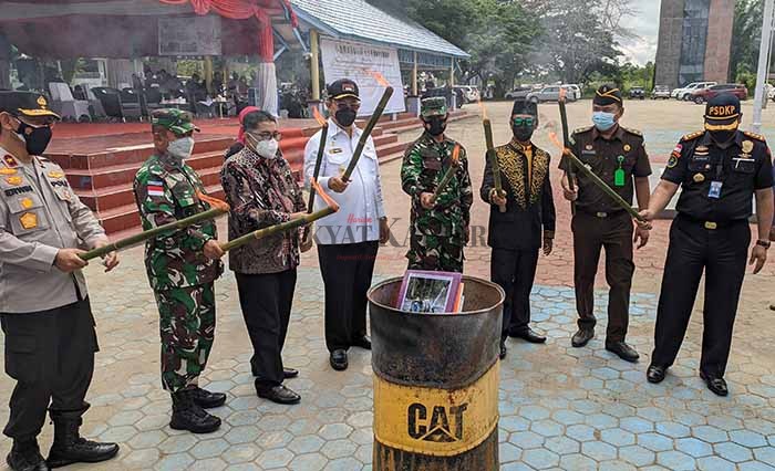 DIBAKAR: Sebagai bentuk penolakan terhadap destruktif fishing, alat tangkap yang dilarang pun dimusnahkan dengan cara dibakar, pada Juni lalu.