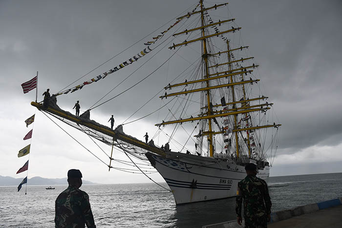 BERLABUH PERDANA: Kapal layar latih TNI AL, KRI Bima Suci saat berlabuh di Pulai Sebatik, Kabupaten Nunukan, Senin (13/9).