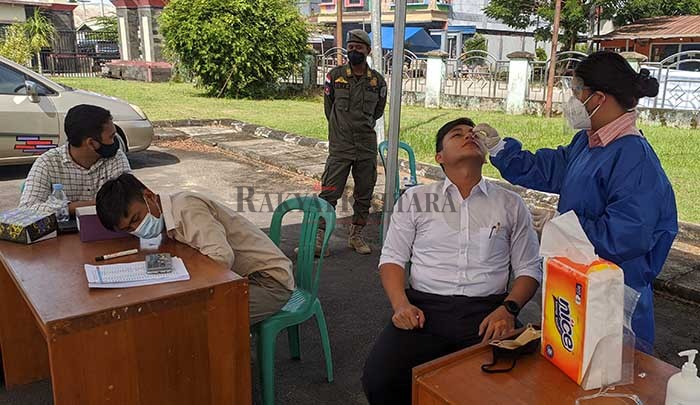DI-SWAB ANTIGEN: Peserta CPNS lingkup Pemprov Kaltara sebelum mengikuti SKD harus menjalani pemeriksaan swab antigen di halaman Unikaltar, kemarin (14/9).