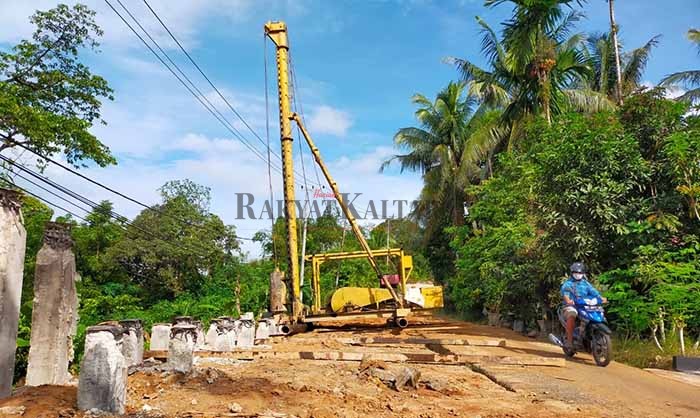 MULAI DIKERJAKAN: Alat pancang berada di lokasi jalan yang rusak di RT 01 Kelurahan Mamburungan.