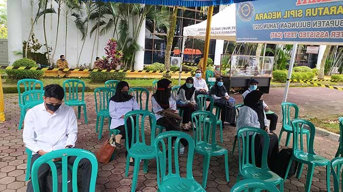 PEJUANG NIP: Peserta SKD menunggu giliran masuk ke ruangan Laboratorium CAT Pemkab Bulungan, Selasa (21/9).