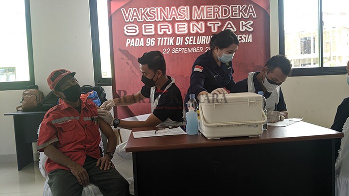 KEBUT VAKSIN: Pemberian suntikan vaksin bagi masyarakat yang terlaksana di Gedung Wanita Tarakan, Rabu (22/9).
