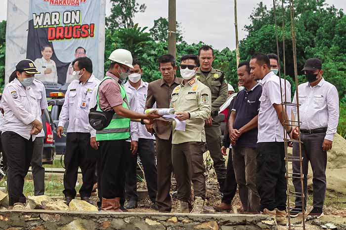 MONITORING PEKERJAAN: Bupati KTT Ibrahim Ali (kacamata hitam) berada di lokasi pengerjaan yang telah masuk dalam program.