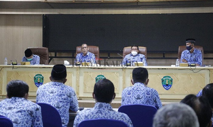 DISIPLIN PNS: Bupati Bulungan Syarwani (tengah) mengingatkan para PNS agar bisa disiplin.