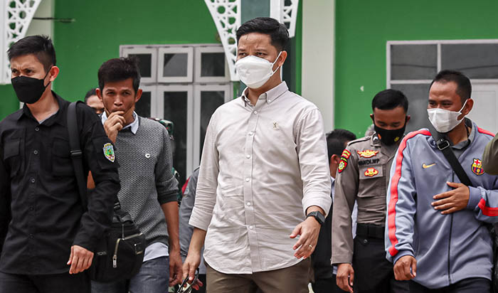 MAKSIMALKAN PELAYANAN: Bupati KTT Ibrahim Ali (tengah) ketika lakukan monitoring pengerjaan proyek infrastruktur, beberapa waktu lalu.