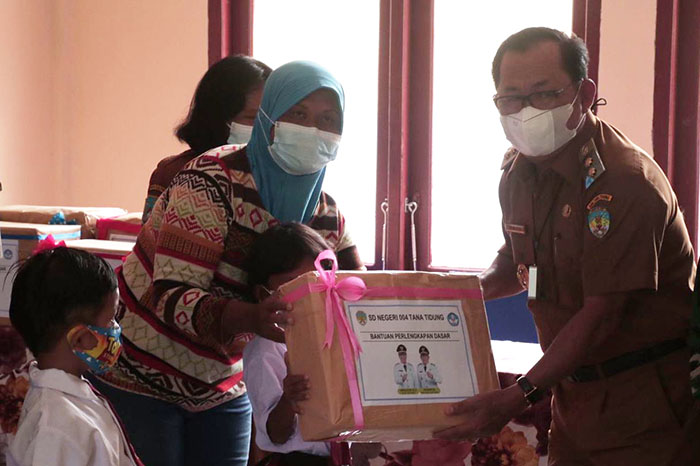 PEDULI PENDIDIKAN: Wakil Bupati KTT Hendrik (kanan) memberikan perangkat sekolah bagi pelajar usai divaksin, Senin (27/9).