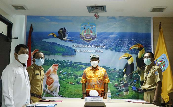 PERINGKAT KEDUA: Gubernur Kaltara Zainal Arifin Paliwang (dua dari kanan) mengikuti puncak pencanangan pelayanan KB dan Kespro bersama Mitra Kerja Tahun 2021 secara virtual, Senin  (27/9).
