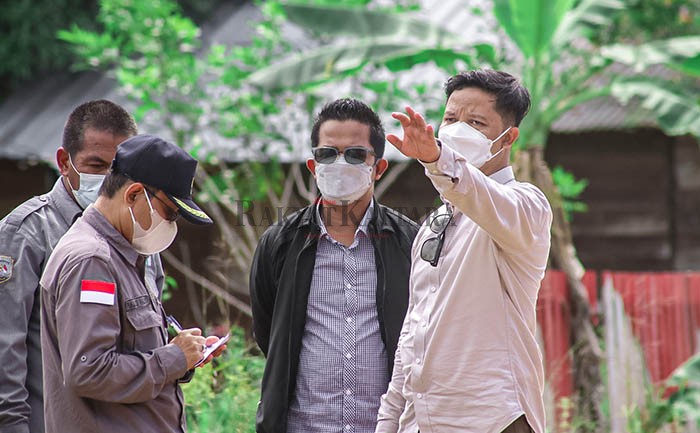 BERUSAHA TERPENUHI: Bupati KTT Ibrahim Ali (paling kanan) ingin jaringan telekomunikasi bisa teratasi.