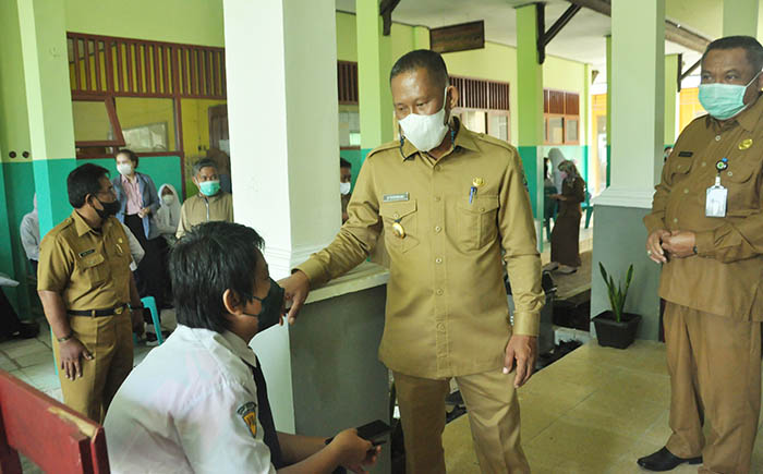 INOVASI PENDIDIKAN: Bupati Bulungan Syarwani (tengah) saat berbincang dengan pelajar SMP, belum lama ini.