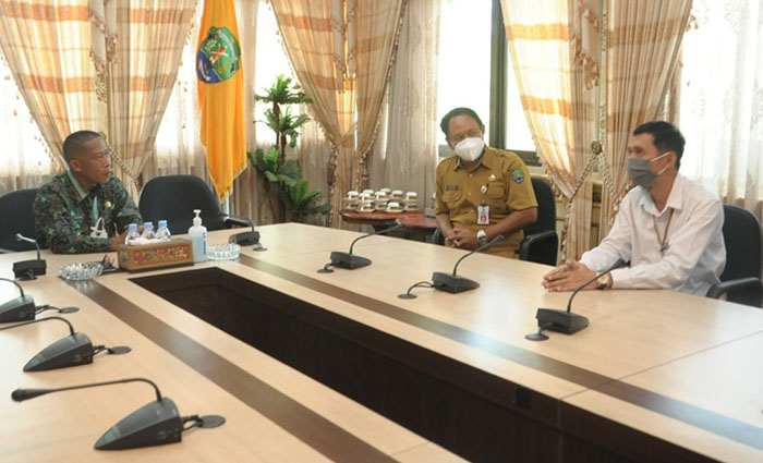 KELISTRIKAN: Bupati Bulungan Syarwani (paling kiri) lakukan koordinasi dengan pihak PLN UPP KalbagTim II, Selasa lalu (28/9).