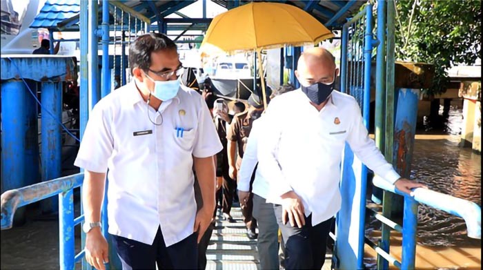 KUNKER: Sekprov Kaltara H Suriansyah (kiri) saat menyambut kedatangan rombongan Kajati Kaltim di Pelabuhan VIP Tanjung Selor, Rabu lalu (29/9).