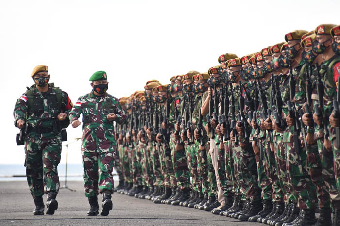 SAMBUT SATGAS: Komandan Korem 092/Maharajalila, Brigjen TNI Suratno, menyambut kedatangan prajurit Yon Armed 18/Komposit di Dermaga Lantamal XIII Tarakan, Sabtu (2/10).