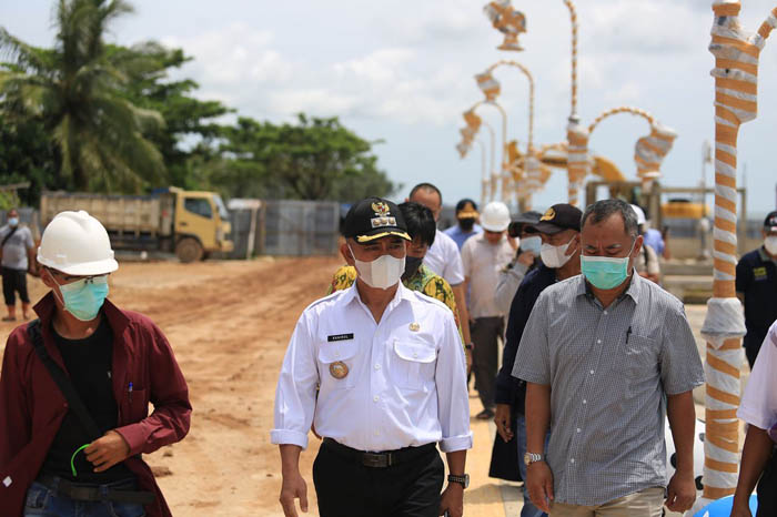 TAHAP PERTAMA: Wali Kota Tarakan Khairul, saat meninjau progres penataan kawasan wisata Pantai Amal, April lalu.