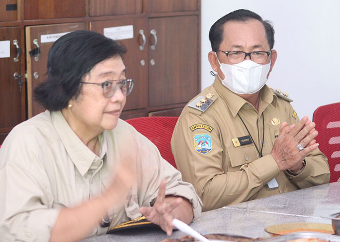KUNJUNGI KTT: Menteri LHK Siti Nurbaya (kiri) didampingi Wakil Bupati KTT Hendrik saat berada di KTT, Senin (4/10).