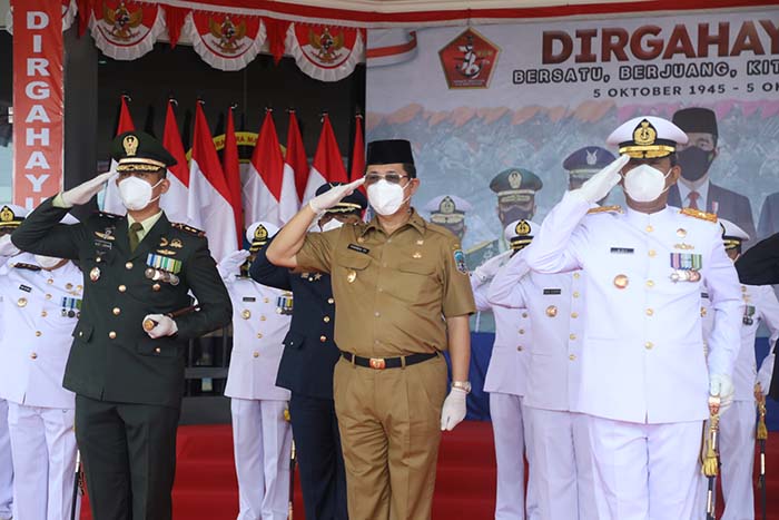 HUT TNI: Wakil Gubernur Kaltara Dr Yansen TP M.Si (tengah) saat mengikuti peringatan HUT TNI di Mako Lantamal XIII Tarakan, Selasa (5/10).