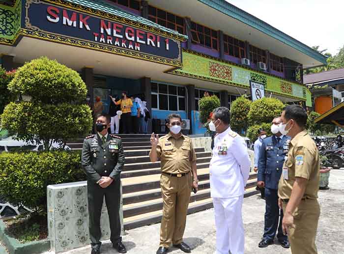 TINJAU VAKSINASI: Wakil Gubernur Kaltara Dr Yansen TP M.Si (dua dari kiri) saat berada di SMK Negeri 1 Tarakan untuk meninjau vaksinasi bagi pelajar, Selasa (5/10).