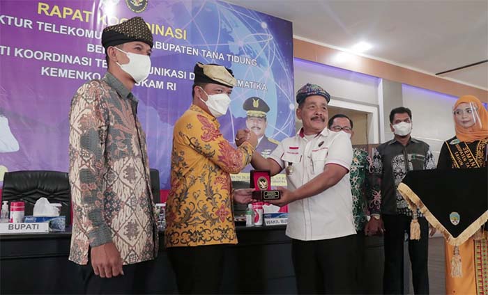 TELEKOMUNIKASI: Bupati KTT Ibrahim Ali (dua dari kiri) menyerahkan cenderamata kepada Asisten Deputi Koordinasi Telekomunikasi dan Informatika Kemenko Polhukam Marsma TNI Dr Sigit Priyono.
