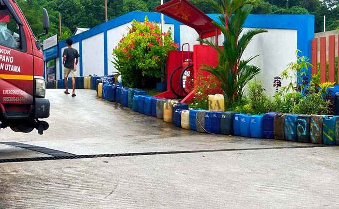 ANTRE: Jeriken plastik berderet di tepi SPBU di Jalan Ladang, untuk mendapatkan BBM jenis Pertalite, Jumat (8/10).