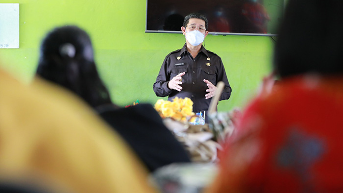 PENDIDIKAN: Wagub Kaltara Dr Yansen TP M.Si memotivasi tenaga pendidik SMA Negeri 1 Sebuku, Kabupaten NUnukan, Kamis lalu (7/10).