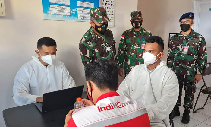 TINJAU VAKSINASI: Pangkoopsau II Marsda TNI Minggit Tribowo (dua dari kiri) meninjau vaksinasi di Lanud Anang Busra Tarakan, Selasa (12/10).