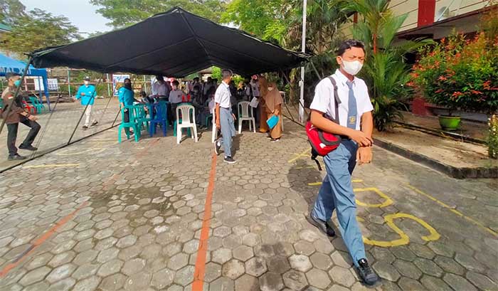 SIAPKAN PTM: Siswa di SMAN 2 dan SMAN 4 Tarakan saat mengikuti vaksinasi di sekolahnya, Senin lalu (11/10).