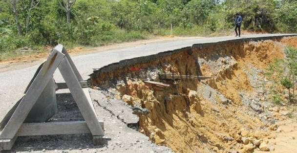 JALAN RUSAK: Akses penghubung Desa Salimbatu dan Silva Rahayu memprihatinkan. Ada beberapa titik yang longsor sehingga menyulitkan kendaraan roda empat melintas.