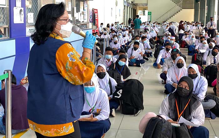 BERI SAMBUTAN: Konsulat RI di Tawau Malaysia Heni Hamidah (kiri) memberi sambutan bagi ratusan pelajar repatriasi, sebelum diberangkatkan dari Tawau menuju Pelabuhan Tunon Taka Nunukan.