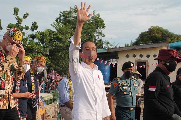SAPA WARGA: Presiden Joko Widodo menyapa masyarakat lalu memberikan keterangan pers di Kelurahan Karang Rejo, Selasa (19/10).