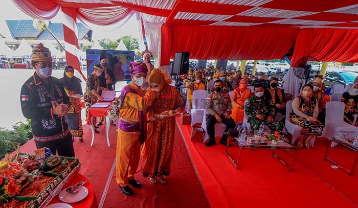 SYUKURAN HUT KALTARA : Gubernur Kaltara Zainal Arifin Paliwang dan Wagub Yansep TP melakukan pemotongan tumpeng dalam syukuran HUT Kaltara ke-9 di Lapangan Agatish, Tanjung Selor, Senin (25/10) sore. Potongan tumpeng pertama Gubernur diberikan kepada sang