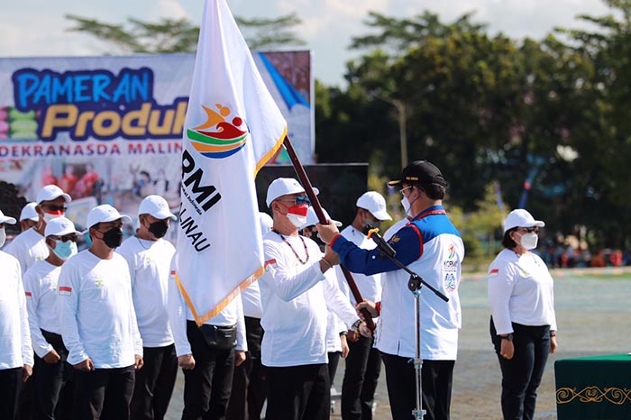 DIKUKUHKAN: Ketua KORMI Kaltara Dr Yansen TP M.Si melantik dan mengukuhkan kepengurusan KORMI Malinau, Selasa lalu (26/10). Gubernur Kaltara Drs H Zainal Arifin Paliwang SH M.Hum (tengah) berkesempatan untuk hadir.