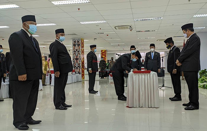 PELANTIKAN: Pejabat yang menduduki Jabatan Pimpinan Tinggi Pratama berdasarkan hasil jobfit dilantik di Gedung Gadis, kemarin (27/10).