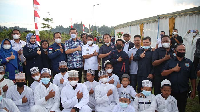 FOTO BERSAMA: Gubernur Kalimantan Utara Drs H Zainal Arifin Paliwang SH, M.Hum berada di tengah-tengah para santri, usai meresmikan peluncuran percontohan PJU-TS dan peletakan batu pertama pembangunan Pondok Pesantren.