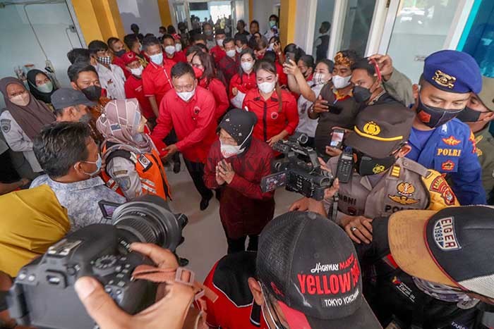TIBA DI TANJUNG SELOR: Menteri Sosial RI Tri Rismaharini (jilbab hitam) tiba di Bandara Tanjung Harapan, dalam agenda kunker, Kamis (28/10).