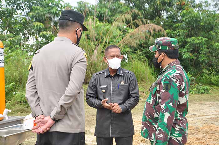AJUKAN USULAN: Bupati Bulungan Syarwani (tengah) mengusulkan agar pemukiman transmigrasi bisa terpenuhi sarana prasarana.