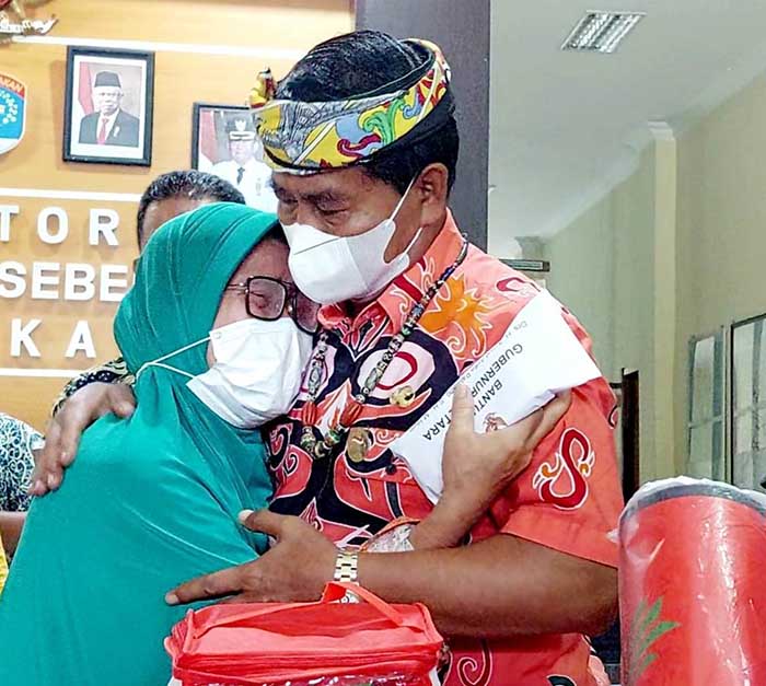 PEDULI SESAMA: Gubernur Kaltara Drs H Zainal Arifin Paliwang SH. M. Hum menyambangi korban kebakaran dan meninjau lokasi yang menghanguskan 38 unit rumah.