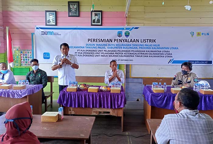 PENYALAAN LISTRIK: Gubernur Kaltara Drs H Zainal Arifin Paliwang SH M.Hum (berdiri) berikan sambutan di hadapan warga Dusun Tanjung Buyu, Kabupaten Bulungan yang telah dialiri listrik, Rabu lalu (27/10).