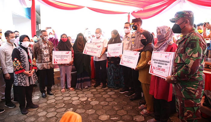 SALURKAN BANTUAN: Kedatangan Menteri Sosial Tri Rismaharini untuk menyalurkan sejumlah bantuan sosial kepada masyaraka Kaltara, Jumat (29/10).