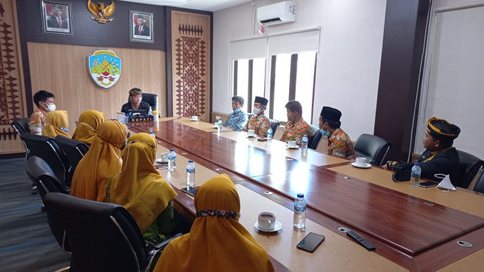 SILATURAHMI: Kepengurusan Muhammadiyah saat menyambangi Bupati KTT Ibrahim Ali di ruang kerjanya, belum lama ini.