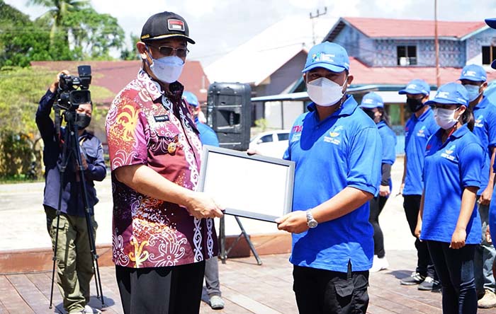 ANTISIPASI BENCANA: Wakil Gubernur Kaltara Dr Yansen TP M.Si (kiri) saat menghadiri pelaksanaan kesiapsiagaan penanggulangan bencana di Desa Pulau Sapi, Kabupaten Malinau.