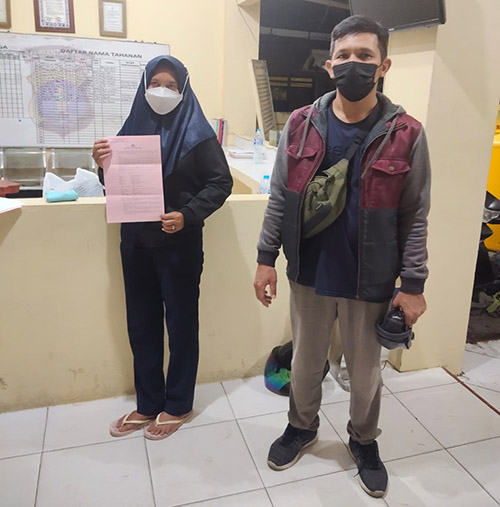DICIDUK: Tersangka berinisial RN (kiri) diamankan polisi setelah korbannya melapor.
