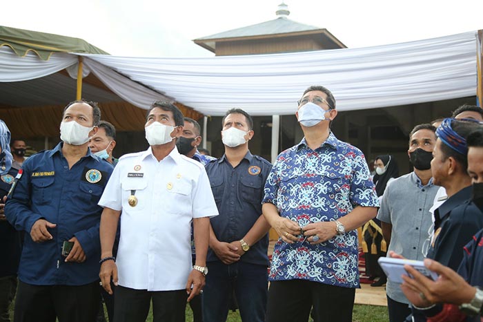 APRESIASI: Gubernur Kaltara Drs H Zainal Arifin Paliwang SH M.Hum bersama Wakil Gubernur Dr Yansen TP M.Si memantau langsung percontohan pembangunan PJUTS yang berada di Tanjung Rumbia, Tanjung Selor, beberapa waktu lalu.