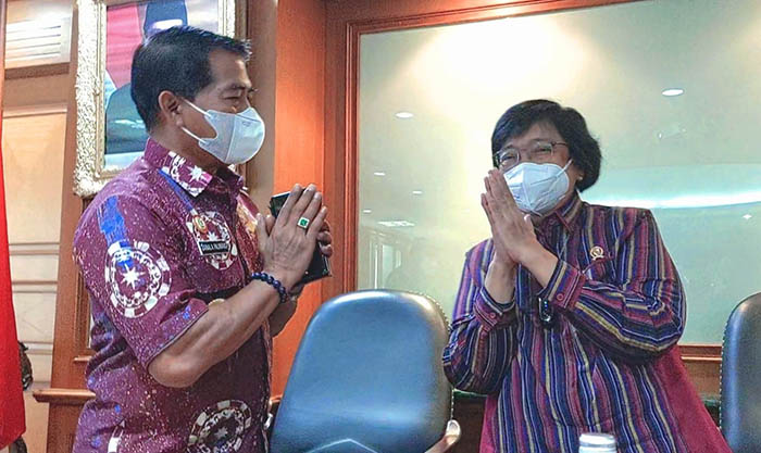 STRATEGI PEMBANGUNAN: Pertemuan Gubernur Kaltara Drs H Zainal Arifin Paliwang SH M.Hum (kiri) dengan Menteri LHK Siti Nurbaya Bakar, bahas strategi pembangunan daerah berbasis Forest Landscape Management di Kaltara.