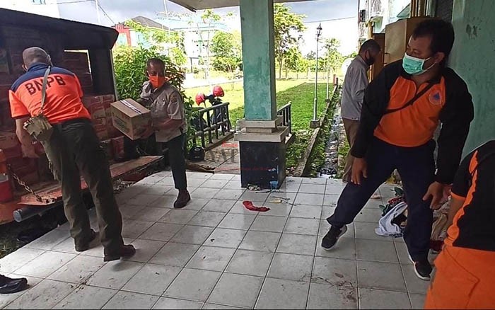SALURKAN BANTUAN: Personel BPBD Tarakan menyalurkan kembali distribusi bantuan sembako kepada korban kebakaran yang kini tinggal di Rusunawa Boom Panjang, Selasa (2/11).