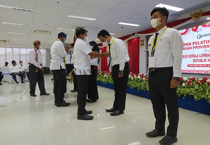 TELAH BERAKHIR: Pelatihan dasar CPNS di lingkup Pemprov Kaltara dan dua kabupaten lainnya sudah selesai terlaksana. Gubernur Kaltara Zainal Arifin Paliwang (kiri) menutup latsar, Rabu (3/11).