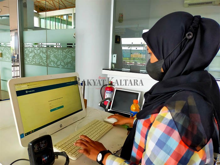 WAJIB VAKSIN: Bandara Juwata Tarakan menyiapkan komputer bagi calon penumpang untuk melakukan screening dengan aplikasi Pedulilindungi.