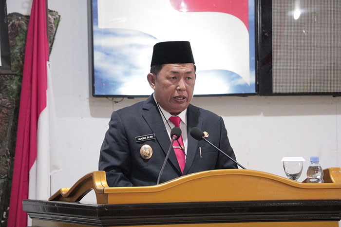 BERI TANGGAPAN: Wakil Bupati KTT Hendrik saat memberikan tanggapan pandangan umum fraksi-fraksi di DPRD, Jumat pagi (5/11).